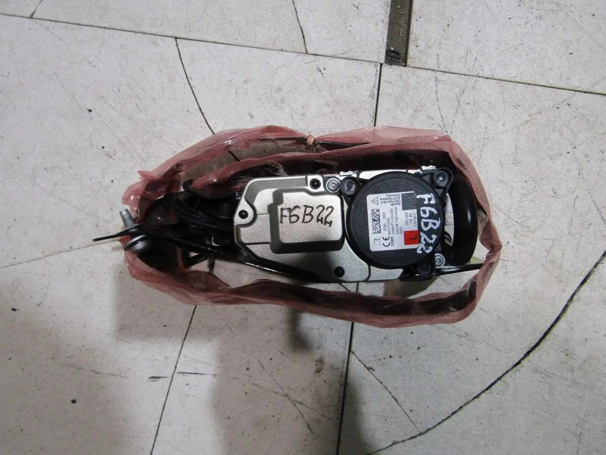 14 On Mercedes C Class W205 Front Left Seat Belt 640470500C A2058607700 RF F6B22