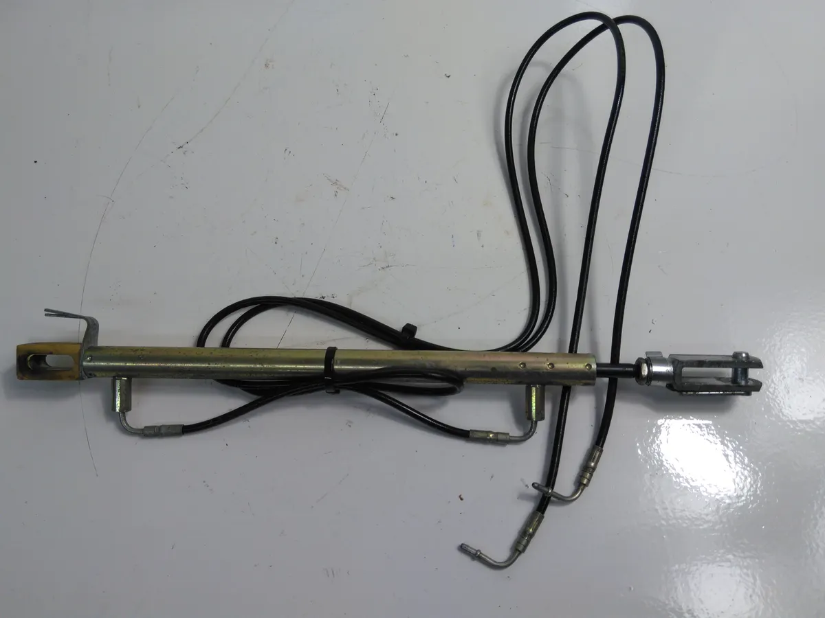 Mercedes Slk R170 UK Driver Side Rear ( Right) Boot Hydraulic Pump Lifter.