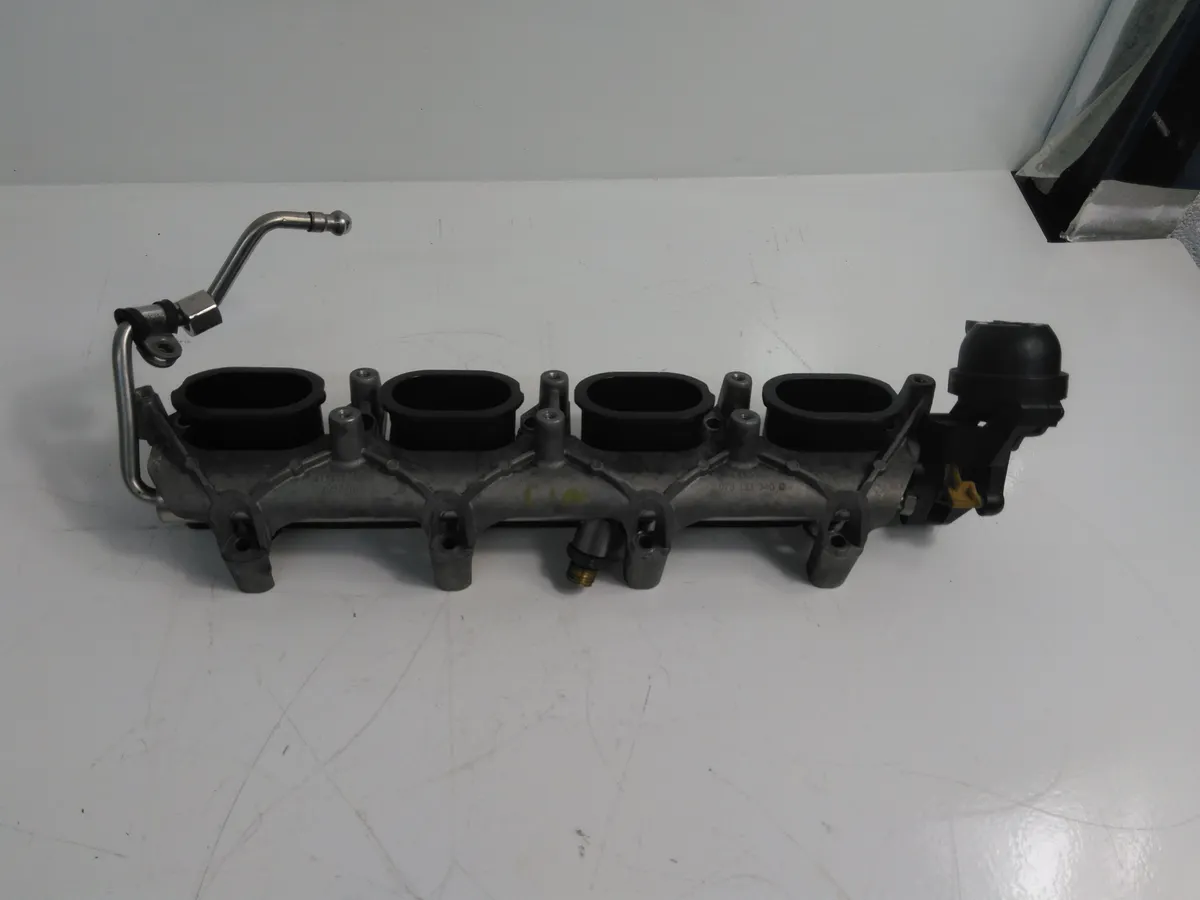 2010 AUDI A5 S5 4.2 FSI CAUA RIGHT LOWER AIR INLET INTAKE MANIFOLD & FUEL RAIL