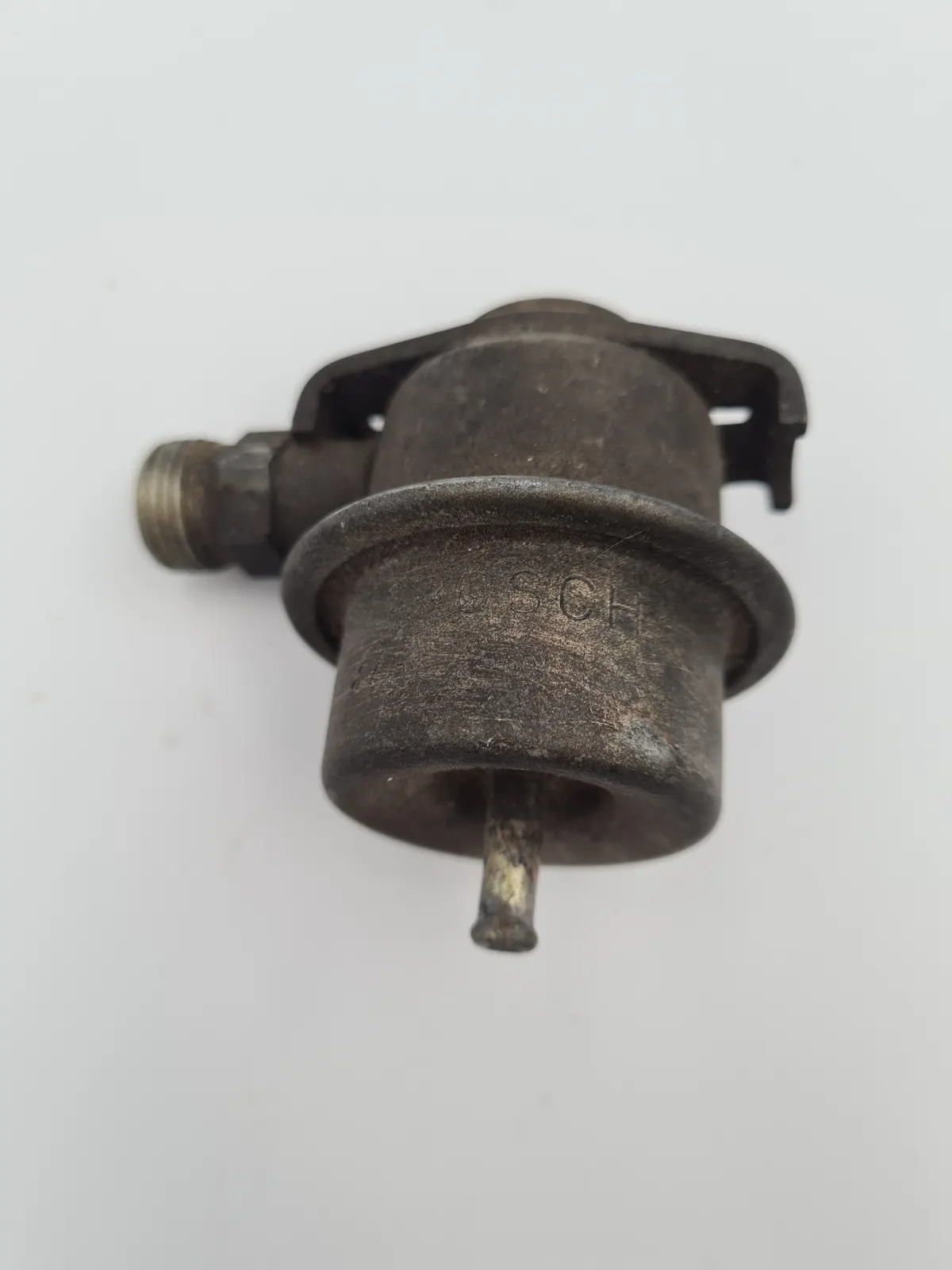 Porsche 944 1982-1985 fuel pressure damper. 0280161018 / 94411020101 used