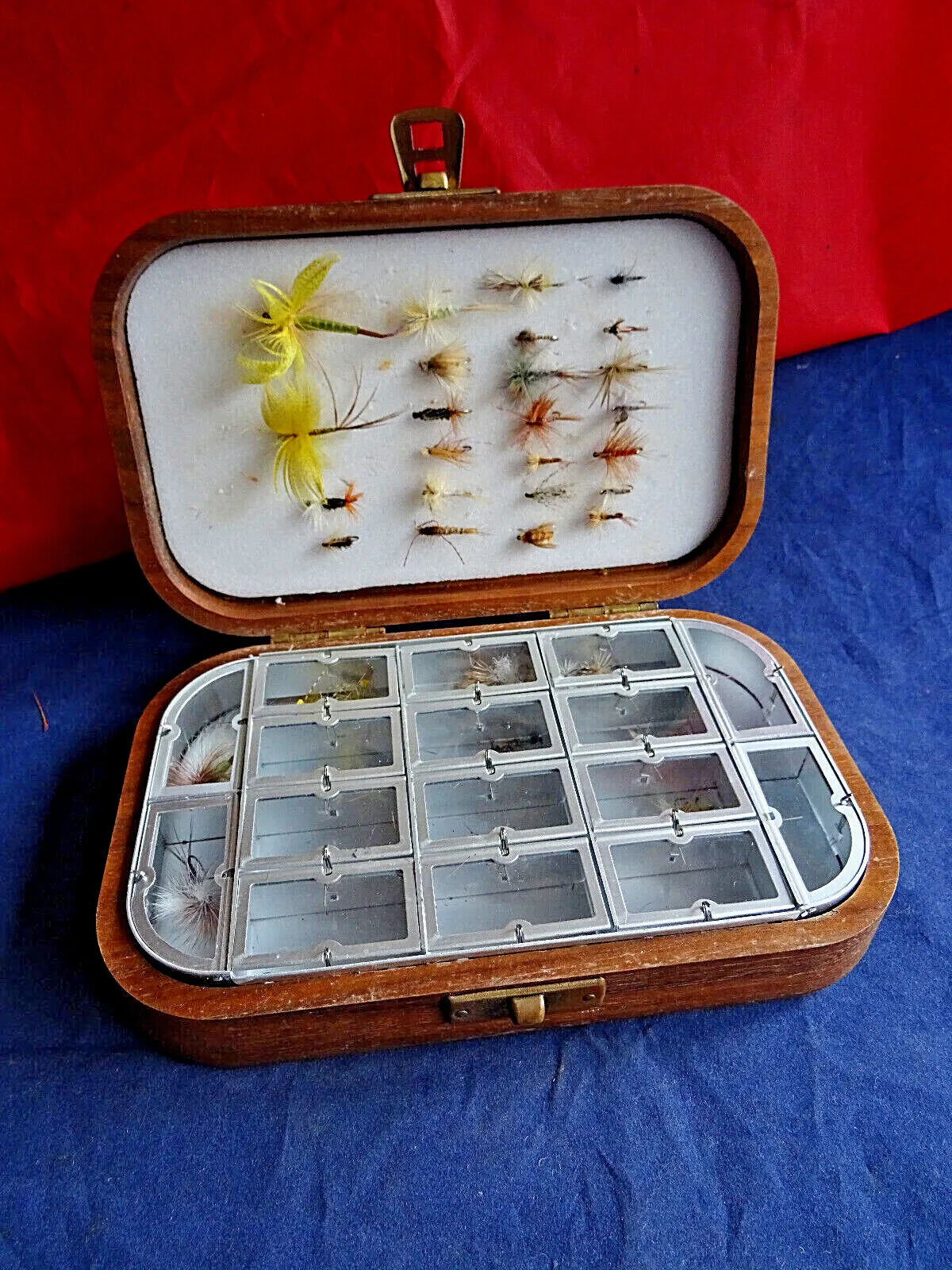 A GOOD VINTAGE 16 COMPARTMENT FARLOW'S WOODEN DRY FLY FISHING TIN + CONTENTS