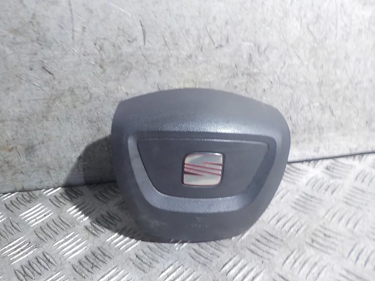 SEAT LEON MK2 2008-2012 STEERING WHEEL HORN BUTTON 5P0880201AN