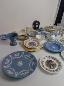 JOBLOT OF PORCELAIN / ORNAMENTS / PLATES / DECORATIONS