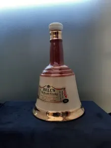 VINTAGE BELLS OLD SCOTCH WHISKY BOTTLE IN SUPERB CONDITION. WADE 25CM TALL.
