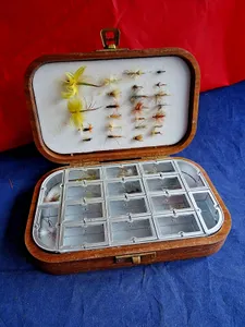 A GOOD VINTAGE 16 COMPARTMENT FARLOW'S WOODEN DRY FLY FISHING TIN + CONTENTS