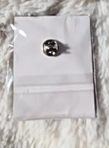 Oasis Wembley 2025 VIP Goodie Bag - Gold Pick, Hat, Badge, Power Bank NEW